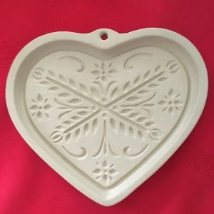 NWOT Pampered Chef 2000 Anniversary Heart Family Heritage Stoneware Cookie Stone